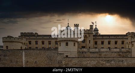 Eine eindrucksvolle Aufnahme des Tower of London bei Sonnenuntergang, war das Schloss ein ehemaliges Gefängnis auf der Themse. Der Tower of London ist jetzt ein Museum Stockfoto