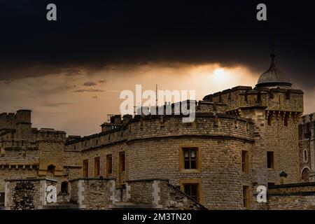 Eine eindrucksvolle Aufnahme des Tower of London bei Sonnenuntergang, war das Schloss ein ehemaliges Gefängnis auf der Themse. Der Tower of London ist jetzt ein Museum Stockfoto