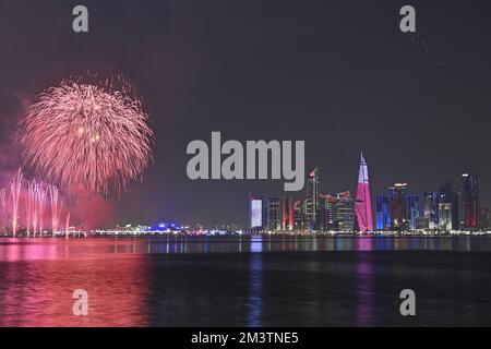 Eindrücke aus Doha/Katar am 16. Dezember 2022. Skyline, Wolkenkratzer, West Bay, Corniche. Feuerwerk, Fußball-Weltmeisterschaft 2022 in Katar ab 20,11. - 18.12.2022? Stockfoto