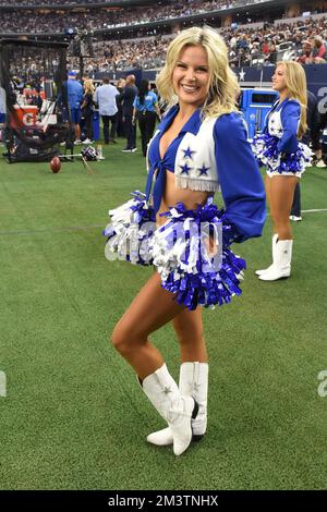 Arlington, Texas, USA. 11.. Dezember 2022. Dallas Cowboys Cheerleader während des NFL-Fußballspiels zwischen den Houston Texans und den Dallas Cowboys am 11. Dezember 2022 im AT&T Stadium in Arlington, Texas. Die Cowboys besiegten die Texaner 27-23. (Kreditbild: © Tom Walko/ZUMA Press Wire) Stockfoto