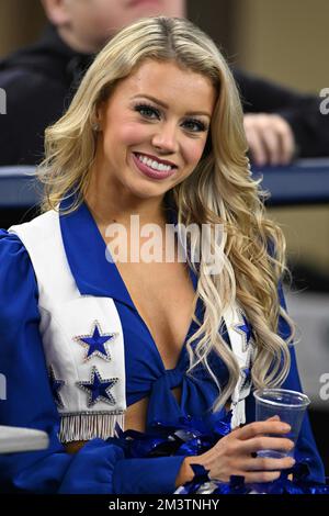 Arlington, Texas, USA. 11.. Dezember 2022. Dallas Cowboys Cheerleader während des NFL-Fußballspiels zwischen den Houston Texans und den Dallas Cowboys am 11. Dezember 2022 im AT&T Stadium in Arlington, Texas. Die Cowboys besiegten die Texaner 27-23. (Kreditbild: © Tom Walko/ZUMA Press Wire) Stockfoto