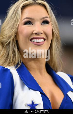 Arlington, Texas, USA. 11.. Dezember 2022. Dallas Cowboys Cheerleader während des NFL-Fußballspiels zwischen den Houston Texans und den Dallas Cowboys am 11. Dezember 2022 im AT&T Stadium in Arlington, Texas. Die Cowboys besiegten die Texaner 27-23. (Kreditbild: © Tom Walko/ZUMA Press Wire) Stockfoto