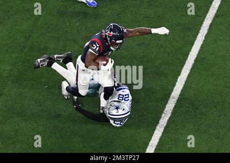 Arlington, Texas, USA. 11.. Dezember 2022. Houston Texans Running Back DAMEON PIERCE (31) läuft während des NFL-Fußballspiels zwischen den Houston Texans und den Dallas Cowboys am 11. Dezember 2022 im AT&T Stadium in Arlington, Texas, über die Dallas Cowboys Safety MALIK NUTTE (28). Die Cowboys besiegten die Texaner 27-23. (Kreditbild: © Tom Walko/ZUMA Press Wire) Stockfoto