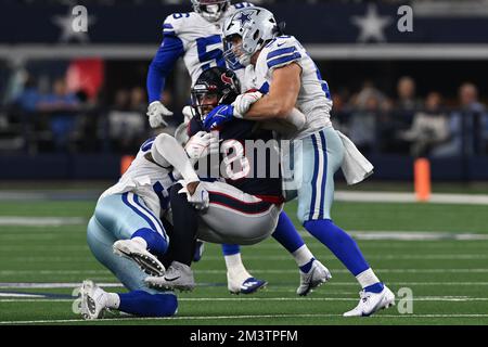 Arlington, Texas, USA. 11.. Dezember 2022. Dallas Cowboys Linebacker DAMONE CLARK (33) und Dallas Cowboys Linebacker LEIGHTON VANDER ESCH (55) haben sich zusammengetan, um Houston Texans beim NFL-Football-Spiel Rex Burkhead (28) zwischen den Houston Texans und den Dallas Cowboys am 11. Dezember 2022 im AT&T Stadium in Arlington, Texas, zu besiegen. Die Cowboys besiegten die Texaner 27-23. (Kreditbild: © Tom Walko/ZUMA Press Wire) Stockfoto