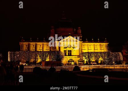 Zagreb, Kroatien - 8. Dezember 2022: Weihnachtsabend in der Stadt. Eislaufbahn im Pavillon of Arts. Touristenattraktion. Winter Kroatien. Festlich bei Stockfoto