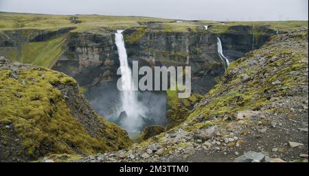 Dramatische Landschaft mit Wasserfall Haifoss in Landmannalaugar Canyon, Island Stockfoto