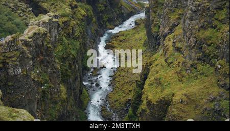 Bergfluss und vulkanischer Canyon in der Nähe des Wasserfalls Glymur in Island Stockfoto