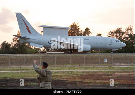 Ein Royal Australian Air Force E-7A Wedgetail, betrieben von Staffel Nr. 2 am RAAF-Stützpunkt Williamtown, Australien, Taxis zur Landebahn am 7. Dezember 2022 am Honolulu International Airport, Hawaii, während der Übung PACIFIC EDGE 23. Die USA Die Air Force trainiert regelmäßig mit Partnern wie der RAAF und ist bestrebt, auf Krisen und Eventualitäten in den USA zu reagieren Kommando Indo-Pazifik. (USA Air National Guard Foto von Staff Sgt. John Linzmeier) Stockfoto