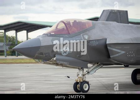 USA Oberstleutnant des Marine Corps, Michael ‚Snookie‘ O'Brien, Befehlshaber des Marine Fighter Attack Squadron (VMFA) 314, Marine Aircraft Group 11, 3. Marine Aircraft Wing, fährt nach seiner Ankunft am PACIFIC EDGE 23 am Joint Base Pearl Harbor-Hickam, Hawaii, 28. November 2022 mit seinem F-35C Lightning II. Leutnant O'Brien leitete eine Einheit von vier F-35Cs auf einem 2.300 Seemeilen-Flug von der Marine Corps Air Station Miramar nach Hawaii, um an der Übung teilzunehmen. Pacific Edge ist ein bilateraler US-amerikanischer Markt - Australische Übung zur Verbesserung der Kampffähigkeit durch die Integration von alliierten Einheiten und weiter Stockfoto