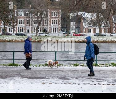 Inverness, Highlands and Islands, Vereinigtes Königreich. 16.. Dezember 2022. Das sind zwei Männer und ein Hund, die auf dem eisigen Fußweg am Ufer des Flusses Ness spazieren gehen. Kredit: JASPERIMAGE/Alamy Live News Stockfoto