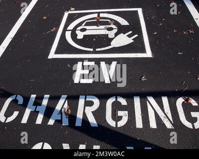 EVgo Schnellladestation Parkplatzschild für Elektrofahrzeuge auf einem Parkplatz eines Einkaufszentrums in Union City, Kalifornien Stockfoto