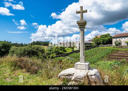 Wunderschönes Dorf Cubelo in Galicien, Spanien, einzigartig für seine Horreos, traditionelle Kornscheunen Stockfoto