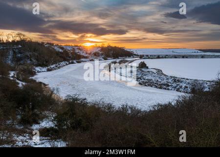 Ein gefrorener Fluss, am unteren Tweed bei Horncliffe mit Blick auf Hornwell shiel Stockfoto