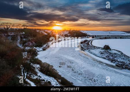 Ein gefrorener Fluss, am unteren Tweed bei Horncliffe mit Blick auf Hornwell shiel Stockfoto