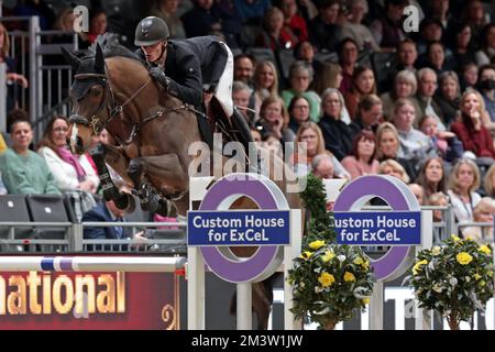 Excel Centre, London, Großbritannien. 16.. Dezember 2022. 2022 International Horse of the Year Show Tag 2; Lars Kersten reitet Emmerton während der Champagne - Taittinger Ivy Stakes Credit: Action Plus Sports/Alamy Live News Stockfoto