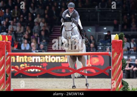 Excel Centre, London, Großbritannien. 16.. Dezember 2022. 2022 International Horse of the Year Show Day 2; Matthew Sampson reitet Ebolensky während der Champagne - Taittinger Ivy Stakes Credit: Action Plus Sports/Alamy Live News Stockfoto