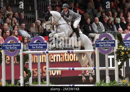 Excel Centre, London, Großbritannien. 16.. Dezember 2022. 2022 International Horse of the Year Show Day 2; Matthew Sampson reitet Ebolensky während der Champagne - Taittinger Ivy Stakes Credit: Action Plus Sports/Alamy Live News Stockfoto