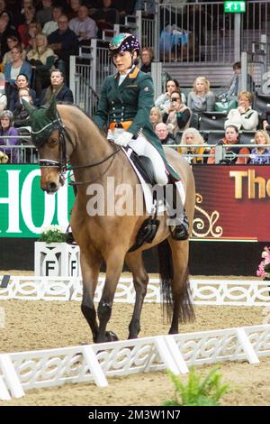 London, Großbritannien. 16.. Dezember 2022. FEI Dressage Grand prix Freestyle bei der London International Horse Show. Abigail Lyle von Irland auf Giraldo.Highlights der ersten Hälfte dieses Wettbewerbs mit Teilnehmern aus Spanien, Großbritannien, Belgien, Frankreich, Kanada, Irland, Singapur und Australien. Kredit: Peter Hogan/Alamy Live News Stockfoto
