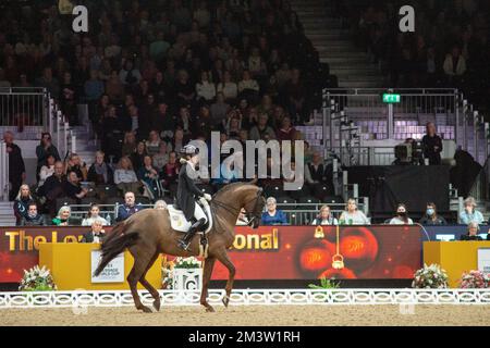 16.. Dezember 2022 London, Großbritannien. FEI Dressage Grand prix Freestyle bei der London International Horse Show. Simone Pearce aus Australien auf Fiderdance. Höhepunkte der ersten Hälfte dieses Wettbewerbs mit Teilnehmern aus Spanien, Großbritannien, Belgien, Frankreich, Kanada, Irland, Singapur und Australien. Anerkennung Peter Hogan/ALAMY Stockfoto