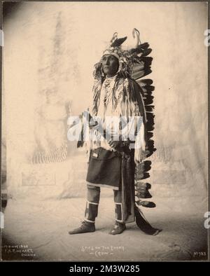 Spione auf den Feind, Crow , Indians von Nordamerika, Crow Indians, Trans-Mississippi und International Exposition 1898 : Omaha, Neb.. Fotos des amerikanischen Westens Stockfoto