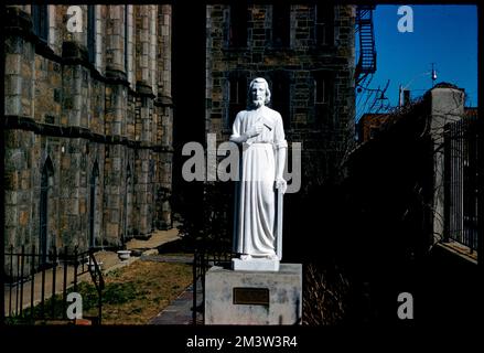 St. Joseph the Worker Statue vor der Heiligen Dreifaltigkeit Deutsche katholische Kirche, Boston, Kirchen, Skulptur, Heilige Dreifaltigkeitskirche Boston, Mass. Edmund L. Mitchell Kollektion Stockfoto