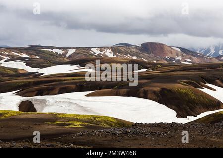 Landmannalaugar-Nationalpark. Farbenfrohe Hänge der Rhyolitenberge mit schneebedeckten Stellen auf den Hügeln. Island Abenteuer Wanderung Laugavegur Trail nach Stockfoto