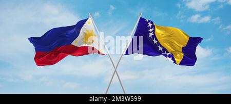 Zwei gekreuzte Flaggen Bosnien und Herzegowina und die Philippinen winken im Wind am bewölkten Himmel. Beziehungskonzept, Dialog, Reisen zwischen zwei Ländern Stockfoto