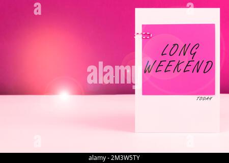 Schild mit der Aufschrift langes Wochenende, Geschäftskonzept verlängerter Urlaub Urlaubszeit Entspannungszeit Stockfoto
