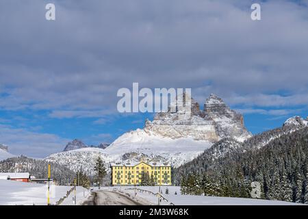 Panoramablick auf den gefrorenen Misurina-See in den Dolomiten, Italien, im Winter Stockfoto