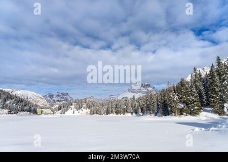 Panoramablick auf den gefrorenen Misurina-See in den Dolomiten, Italien, im Winter Stockfoto