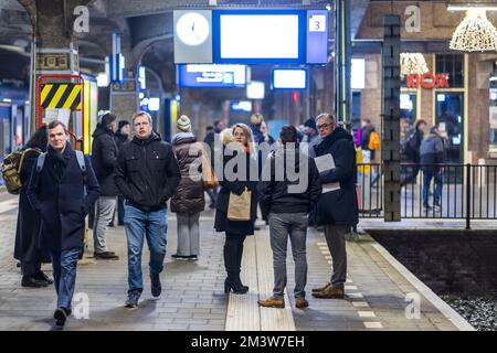 MAASTRICHT - Reisende auf dem Bahnsteig am abfahrenden Nachtzug auf dem Bahnsteig des Bahnhofs Maastricht. Von nun an läuft Arriva einmal pro Woche, nachts von Freitag bis Samstag, zwischen Maastricht und Schiphol. Der erste Zug von Maastricht fährt um 01:01 UHR und der erste Zug von Schiphol um 05:40 UHR ab. ANP MARCEL VAN HOORN niederlande raus - belgien raus Stockfoto