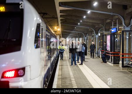 MAASTRICHT - Reisende auf dem Bahnsteig am abfahrenden Nachtzug auf dem Bahnsteig des Bahnhofs Maastricht. Von nun an läuft Arriva einmal pro Woche, nachts von Freitag bis Samstag, zwischen Maastricht und Schiphol. Der erste Zug von Maastricht fährt um 1:01 UHR und der erste Zug von Schiphol um 5:40 UHR ab. ANP MARCEL VAN HOORN niederlande raus - belgien raus Stockfoto