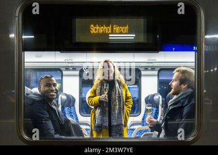 MAASTRICHT - Reisende im Nachtzug auf dem Bahnsteig des Maastricht Bahnhofs. Von nun an läuft Arriva einmal pro Woche, nachts von Freitag bis Samstag, zwischen Maastricht und Schiphol. Der erste Zug von Maastricht fährt um 01:01 UHR und der erste Zug von Schiphol um 05:40 UHR ab. ANP MARCEL VAN HOORN niederlande raus - belgien raus Stockfoto