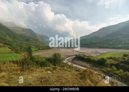 Blick auf Sallent de Gallego und das trockene Lanuza-Reservoir auf der Galeoga im Tena-Tal der Pyrenäen, Huesca, Aragon, Spanien Stockfoto