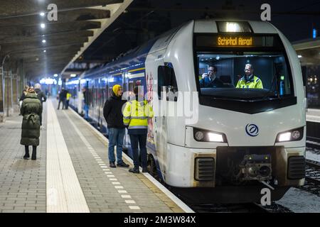 MAASTRICHT - Reisende am Nachtzug, der auf dem Bahnsteig des Maastricht Bahnhofs abfährt. Von nun an läuft Arriva einmal pro Woche, nachts von Freitag bis Samstag, zwischen Maastricht und Schiphol. Der erste Zug von Maastricht fährt um 01:01 UHR und der erste Zug von Schiphol um 05:40 UHR ab. ANP MARCEL VAN HOORN niederlande raus - belgien raus Stockfoto