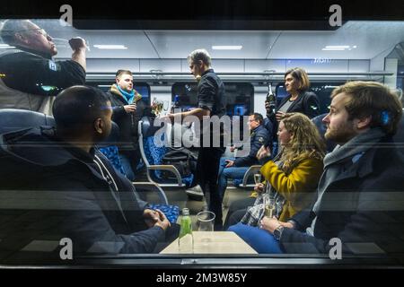 MAASTRICHT - Reisende im Nachtzug auf dem Bahnsteig des Maastricht Bahnhofs. Von nun an läuft Arriva einmal pro Woche, nachts von Freitag bis Samstag, zwischen Maastricht und Schiphol. Der erste Zug von Maastricht fährt um 01:01 UHR und der erste Zug von Schiphol um 05:40 UHR ab. ANP MARCEL VAN HOORN niederlande raus - belgien raus Stockfoto