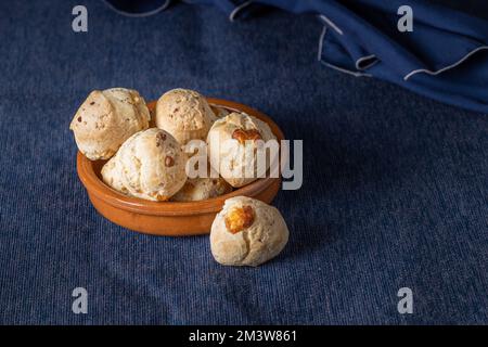 Schüssel mit Chipa, typisches Paraguayanisches Käsebrot mit Kopierbereich. Stockfoto