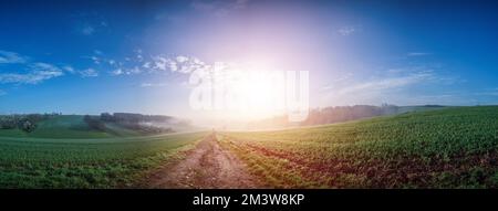 Sonnenaufgang über dem ländlichen Landschaft Stockfoto