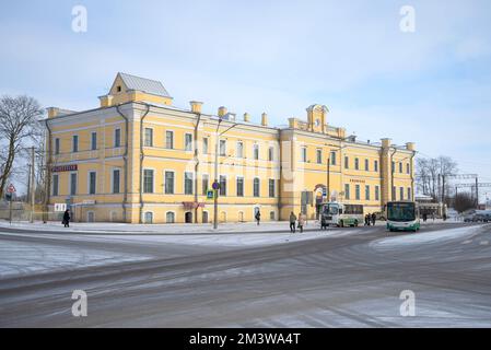 LOMONOSOV, RUSSLAND - 08. FEBRUAR 2017: Blick auf das Gebäude des Bahnhofs Oranienbaum an einem Nachmittag im Februar Stockfoto