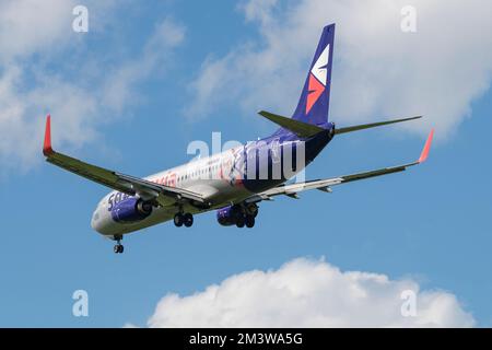 ST. PETERSBURG, RUSSLAND - 02. JUNI 2022: Blick auf die abfliegende Boeing 737-800 (RA-73655) der Smartavia Airlines Stockfoto