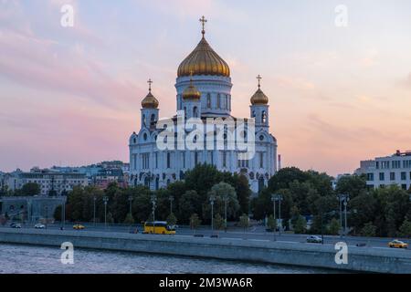 MOSKAU, RUSSLAND - 17. AUGUST 2022: Blick auf die Christ-Erlöser-Kathedrale an einem Augustabend Stockfoto