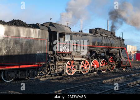 SORTAVALA, RUSSLAND - 09. OKTOBER 2022: Alte sowjetische Dampflokomotive L-3051 Nahaufnahme im Lokomotivdepot des Bahnhofs Sortavala am Oktobermorgen. Kar Stockfoto