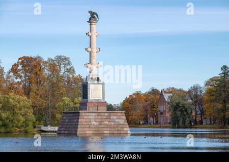 PUSCHKIN, RUSSLAND - 11. OKTOBER 2022: Chesme Column (1771) am großen Teich an einem sonnigen Oktobertag. Catherine Park in Zarskoye Selo Stockfoto