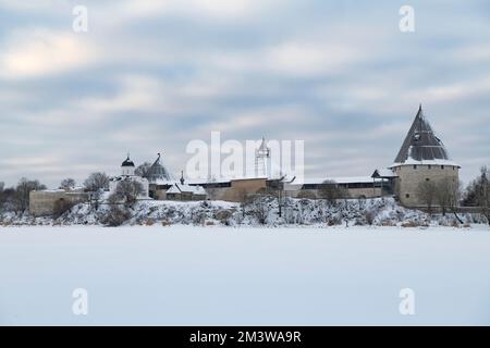 Blick auf die antike Festung Staraya Ladoga an einem wolkigen Dezembertag. Region Leningrad, Russland Stockfoto