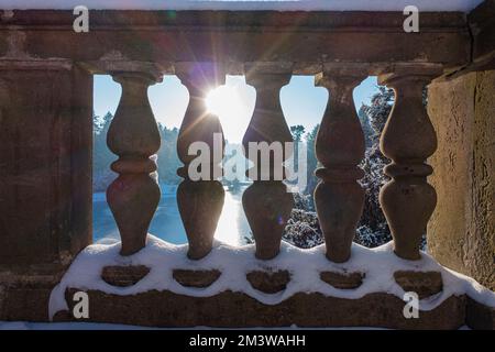 Die Winterschneelandschaft der Burg Pruhonice und des Podzamecky-Teiches im Pruhonice-Park am Prager Stadtrand, Tschechische Republik, 13. Dezember 2022. Stockfoto