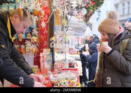 Prag, Tschechische Republik. 16.. Dezember 2022. Besucher besuchen einen Weihnachtsmarkt auf dem Altstädter Ring in Prag, Tschechische Republik, 16. Dezember 2022. ZU "Feature: Tschechen kürzen an Weihnachten, weil die Inflation beißt" Kreditlinie: Deng Yaomin/Xinhua/Alamy Live News Stockfoto