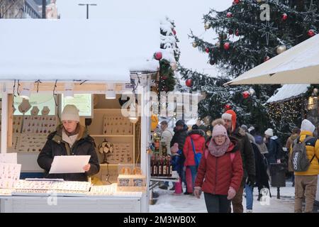 Prag, Tschechische Republik. 16.. Dezember 2022. Besucher besuchen einen Weihnachtsmarkt im Zentrum von Prag, Tschechische Republik, 16. Dezember 2022. ZU "Feature: Tschechen kürzen an Weihnachten, weil die Inflation beißt" Kreditlinie: Deng Yaomin/Xinhua/Alamy Live News Stockfoto