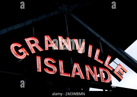 Granville Island Bridge - rote Buchstaben unter der Brücke - Willkommenseingang Stockfoto