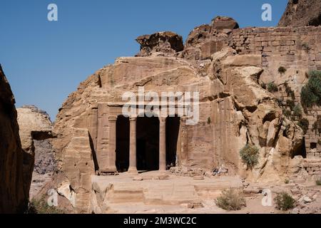 Garden Triclinium Tomb Außenansicht in Petra Jordan, eine nabatäische Grabfassade Stockfoto