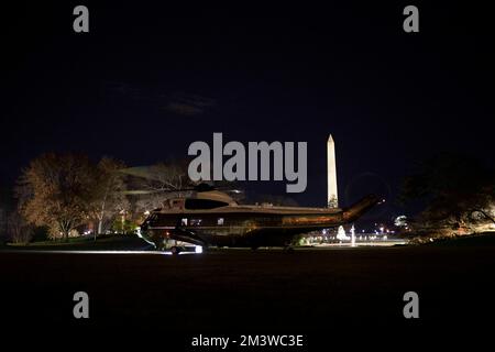 Marine One, mit US-Präsident Joe Biden, First Lady Dr. Jill Biden und Enkel Beau Biden, Jr. an Bord, verlässt den South Lawn des Weißen Hauses in Washington, D.C. am Freitag, den 16. Dezember 2022. Guthaben: Bonnie Cash/Pool über CNP Stockfoto